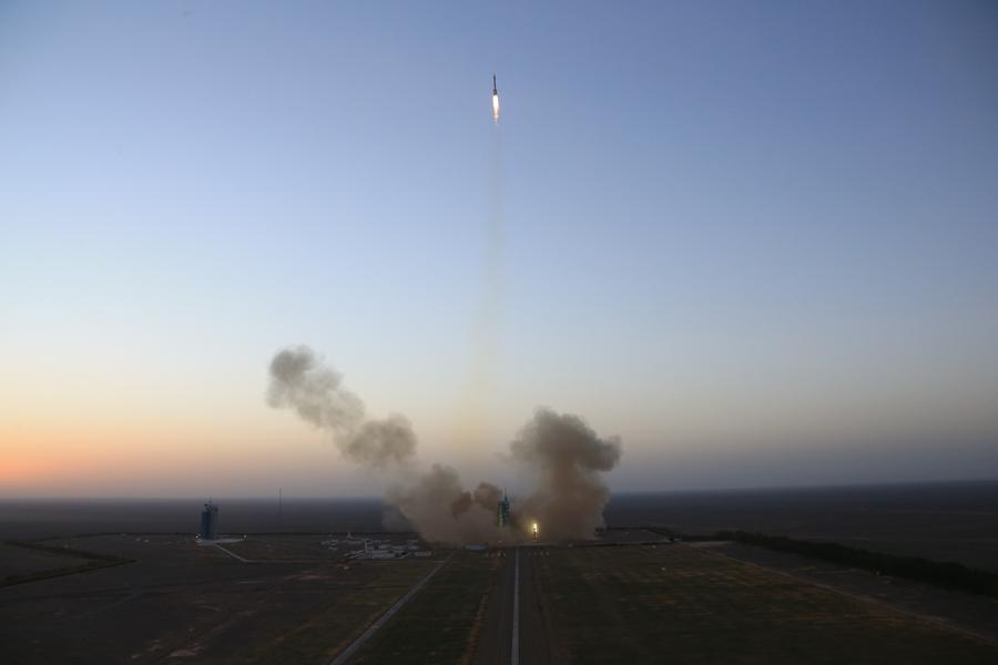 China's Shenzhou-11 manned spacecraft blasts off