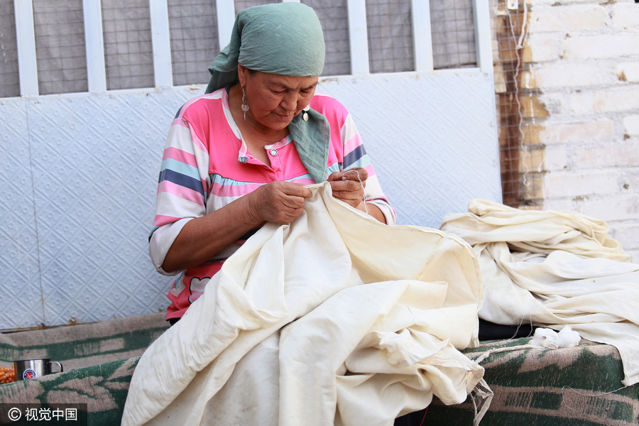 400,000 migrant workers flock to Xinjiang to harvest cotton