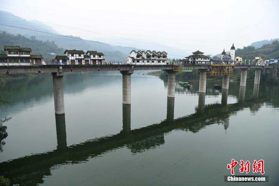 Chongqing bridge integrates Chinese and Western architecture