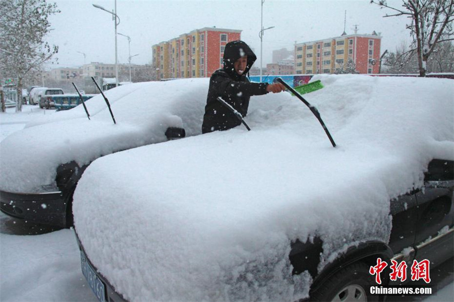 Snow storm hits Xinjiang