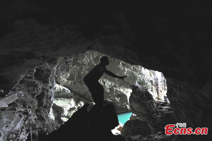 Real life spiderman scales cliff without safety equipment