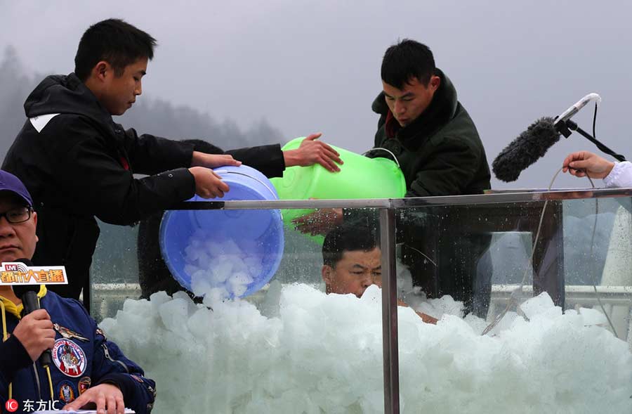 Man braves ice to set new record on world's highest glass bridge