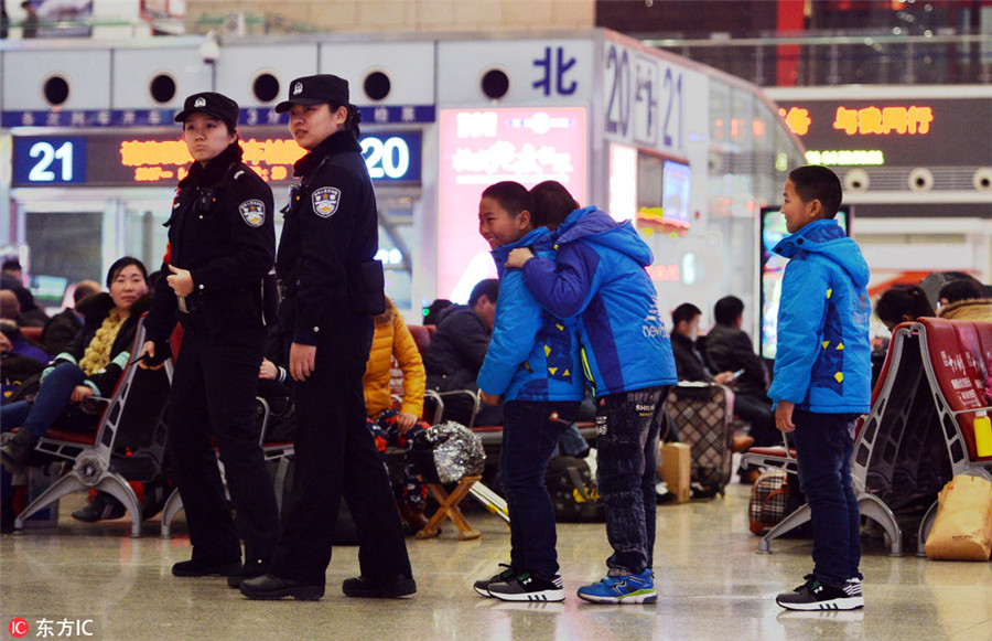 Children light up Spring Festival travel rush