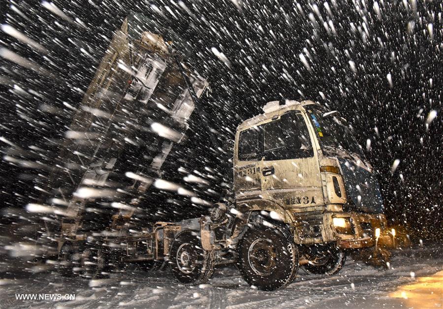 Heavy snow disrupts life in Urumqi