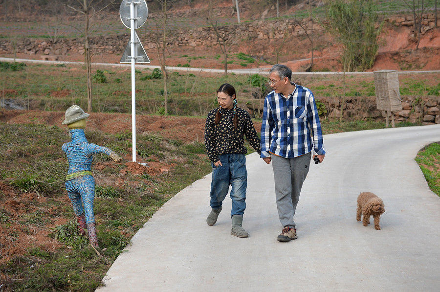 Couple's flower valley planted with love gains national attention