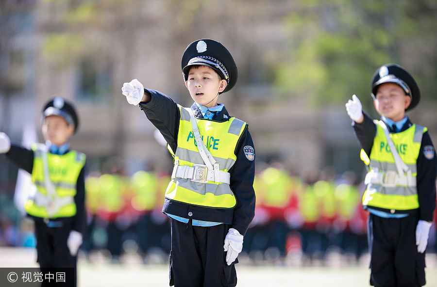 1,000 students 'direct traffic' in Inner Mongolia