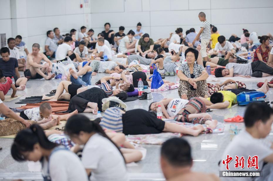 People take shelter in subway station to escape scorching heat in East China