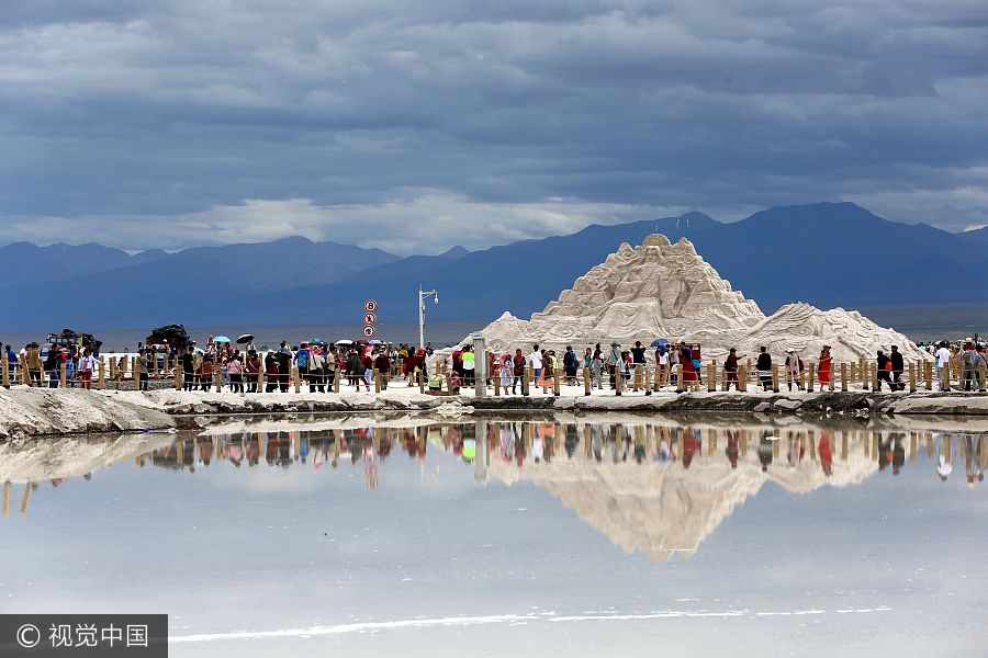 Tourists flock to Chaka Salt Lake in NW China's Qinghai