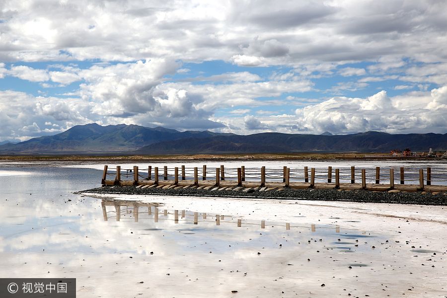 Tourists flock to Chaka Salt Lake in NW China's Qinghai