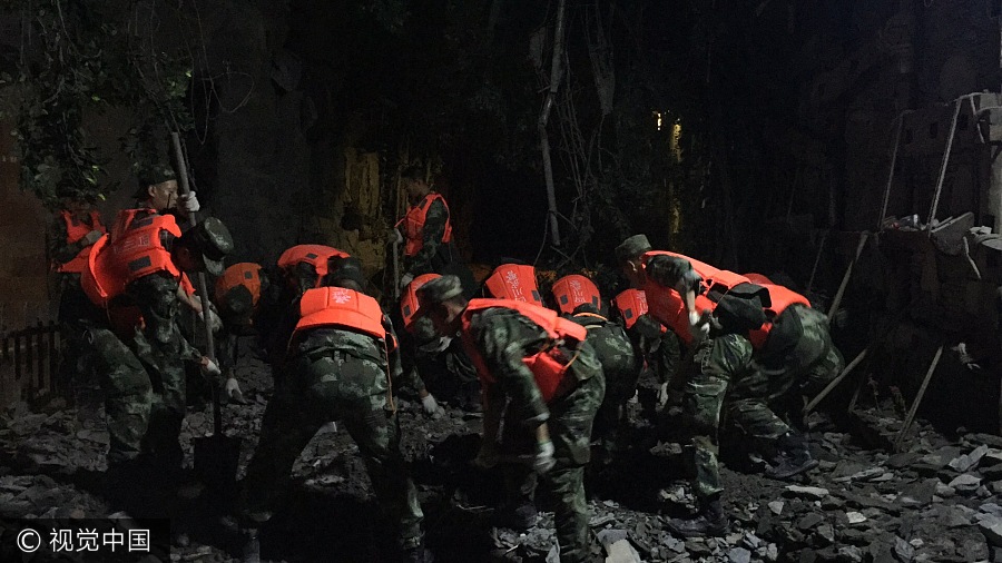 Rescuers rush to Sichuan quake site