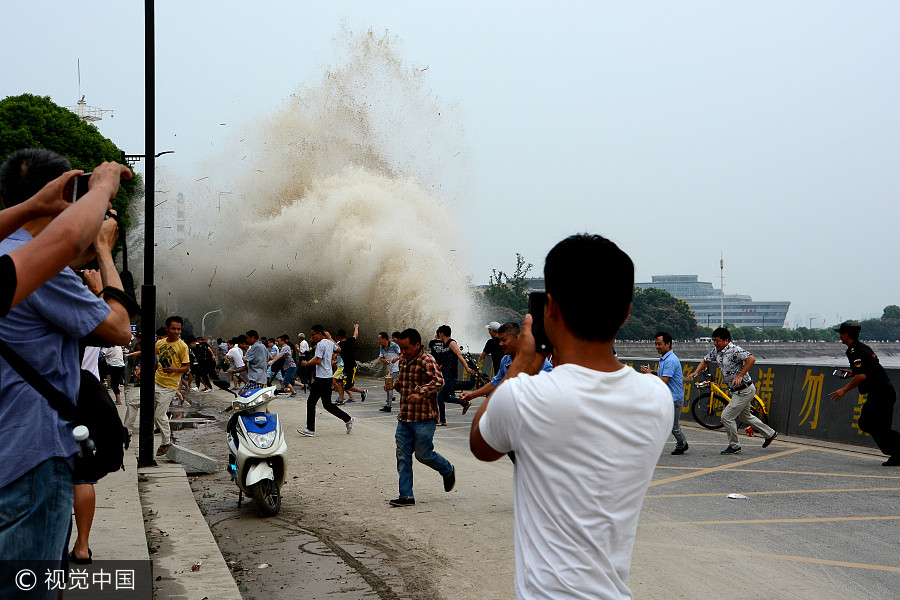 Qianjiang River sees seasonal high tide