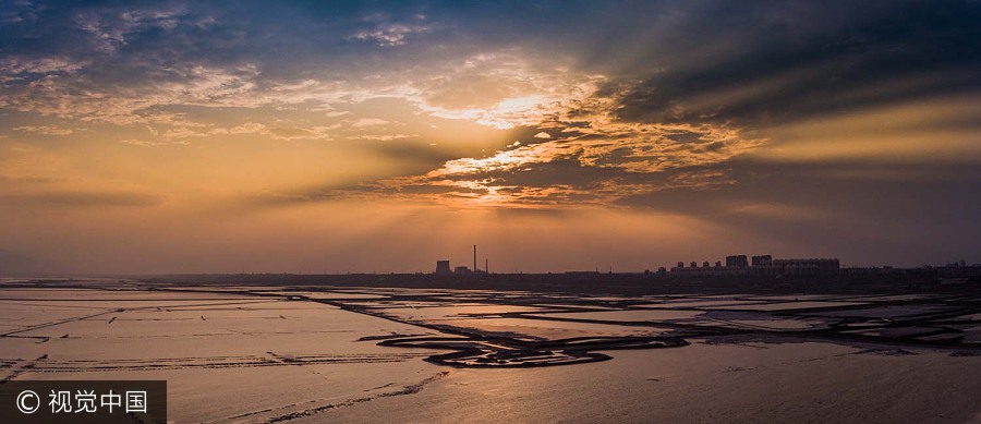 Salt lake in Shanxi looks like double-flavor hot pot