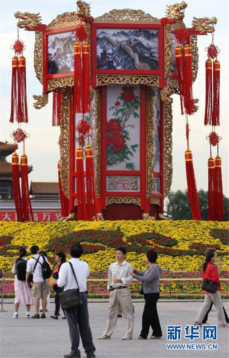 Images: Changes in Tian'anmen Square decorations for National Day