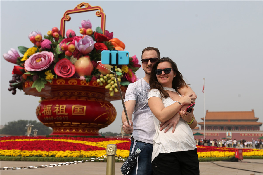 Images: Changes in Tian'anmen Square decorations for National Day