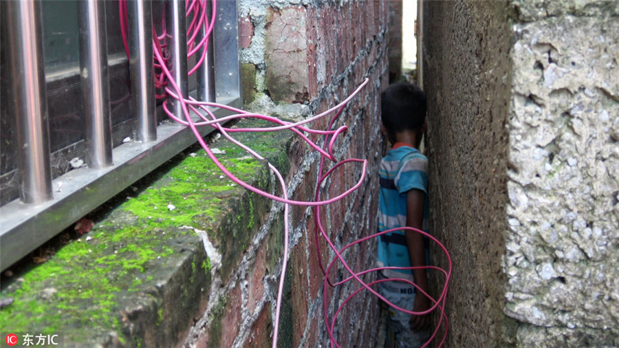 Left-behind boy gets stuck in 20-cm-wide gap