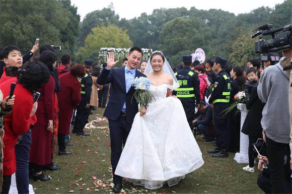 38 police couples wed in Wuhan