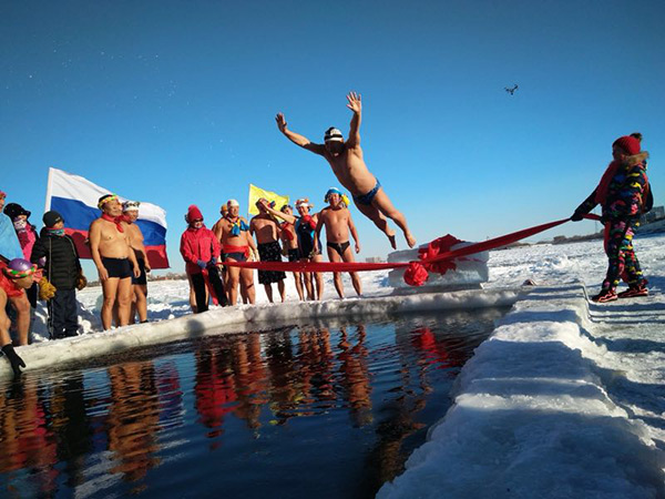 Swimming enthusiasts start winter swimming season