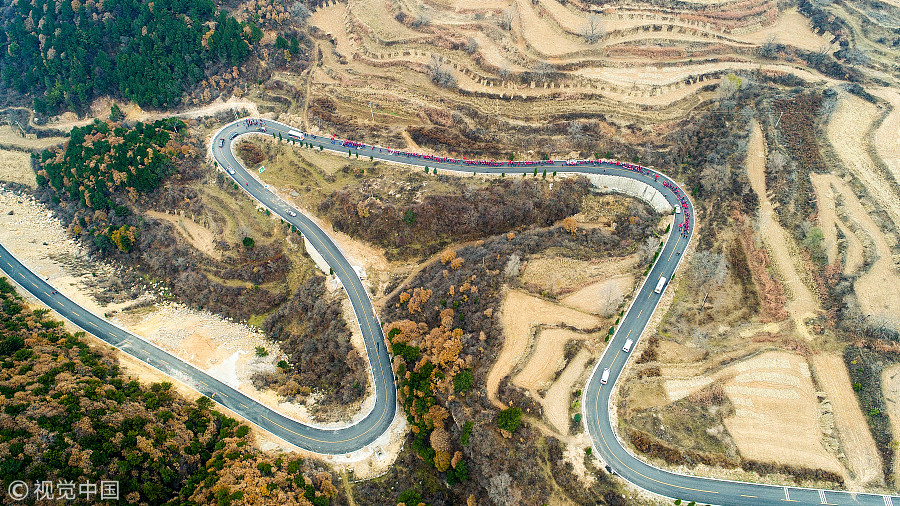 On their way: Hundreds of students hike in Shanxi