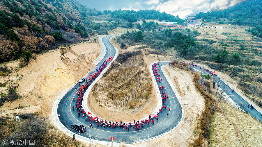 On their way: Hundreds of students hike in Shanxi