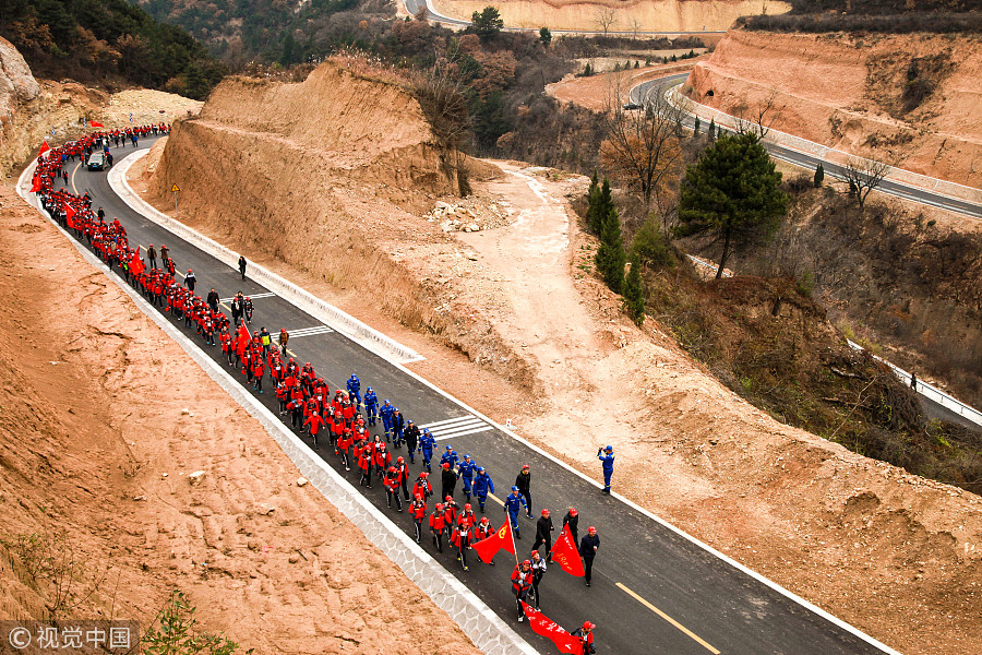 On their way: Hundreds of students hike in Shanxi