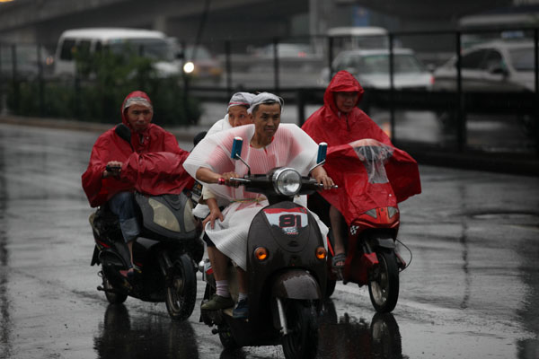 Beijing rainstorm cancels flights, kills airport worker