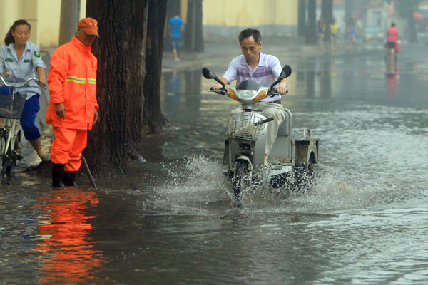 Beijing rainstorm cancels flights, kills airport worker