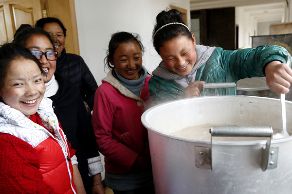 Lhasa orphans mark Tibetan New Year with noodle feast