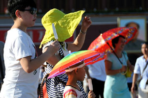 Workers cope with sweltering heat in Jiangsu province