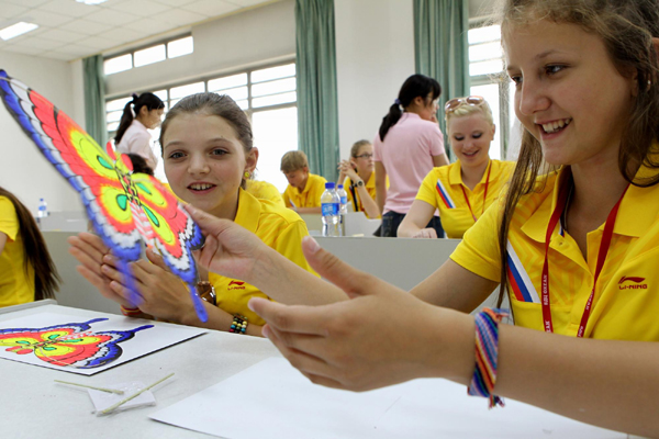 Russian students experience Chinese culture