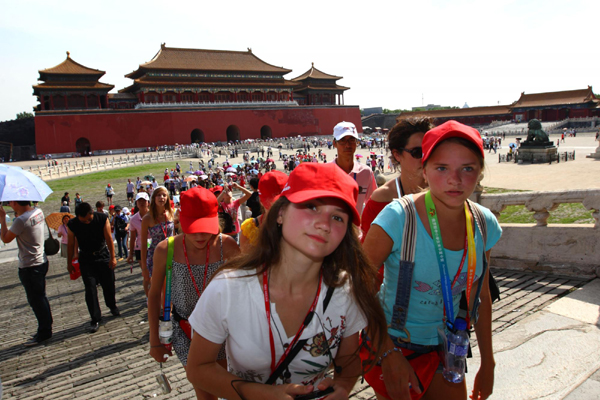 Russian students experience Chinese culture