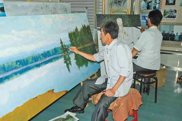 DPRK painters display creativity in Mudanjiang