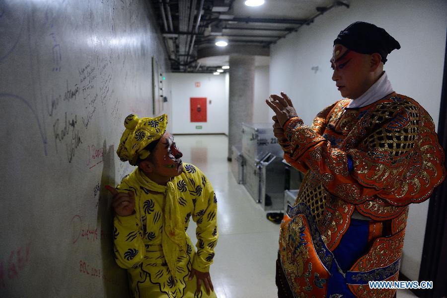 Beijing Opera troupe perform in Brazil