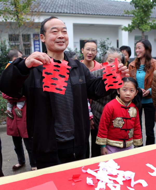 Paper-tearing calligraphy artwork showcased in Anhui