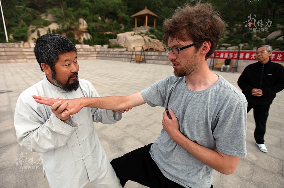 Foreigners train with tai chi masters in Shandong