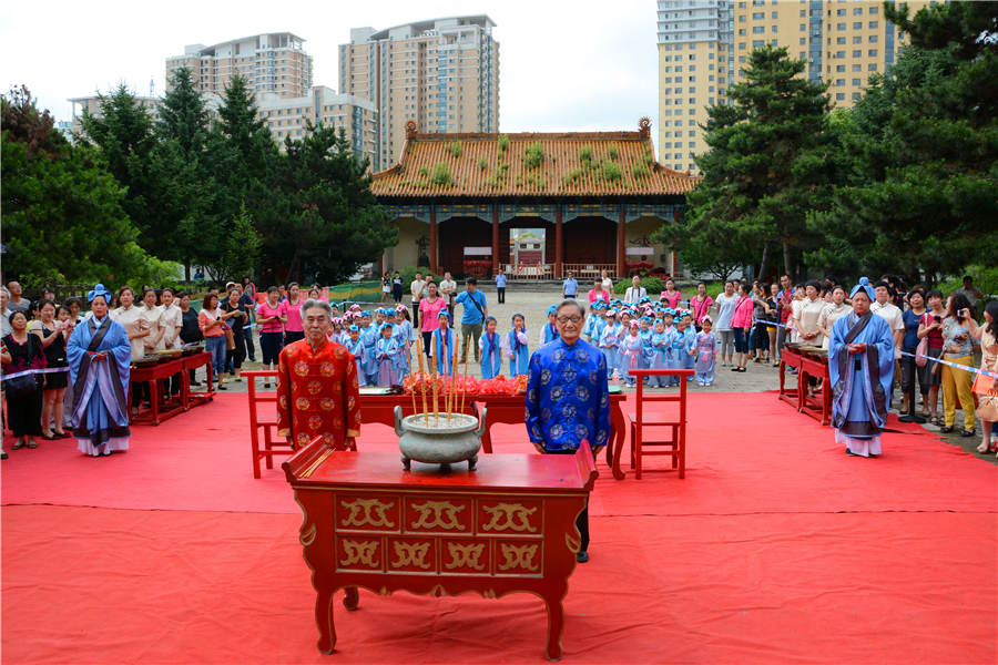 Children attend First Writing ceremony at Confucius Temple