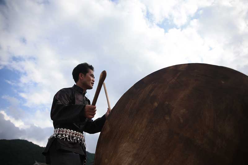 Tens of thousands of people perform drum dance in Guizhou