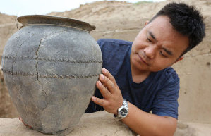 Royal bronze chariot found after 3,000 years