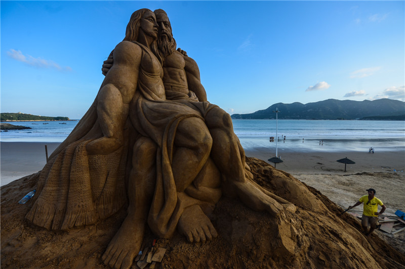 Sand sculptures take shape in East China