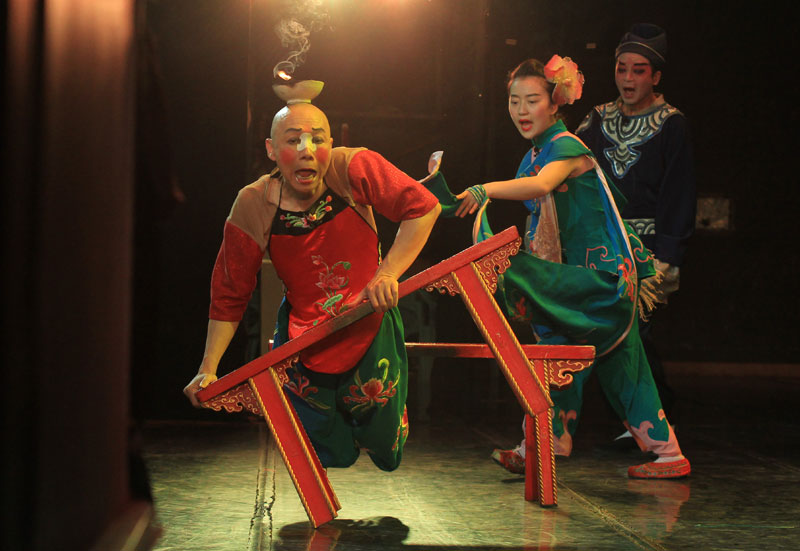 Sichuan Opera discovers the world's a stage