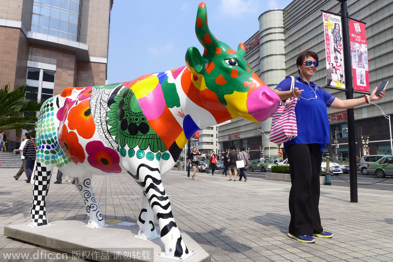 Artistic cow sculptures decorate Shanghai