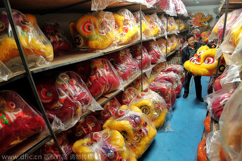 Old craft of making dancing lion mask preserved