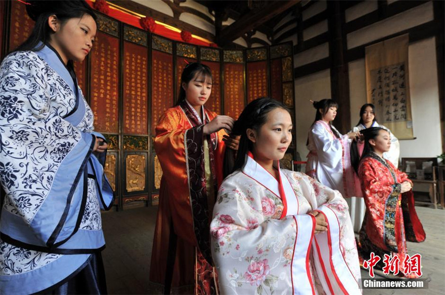 Students show coming-of-age ritual in Hanfu