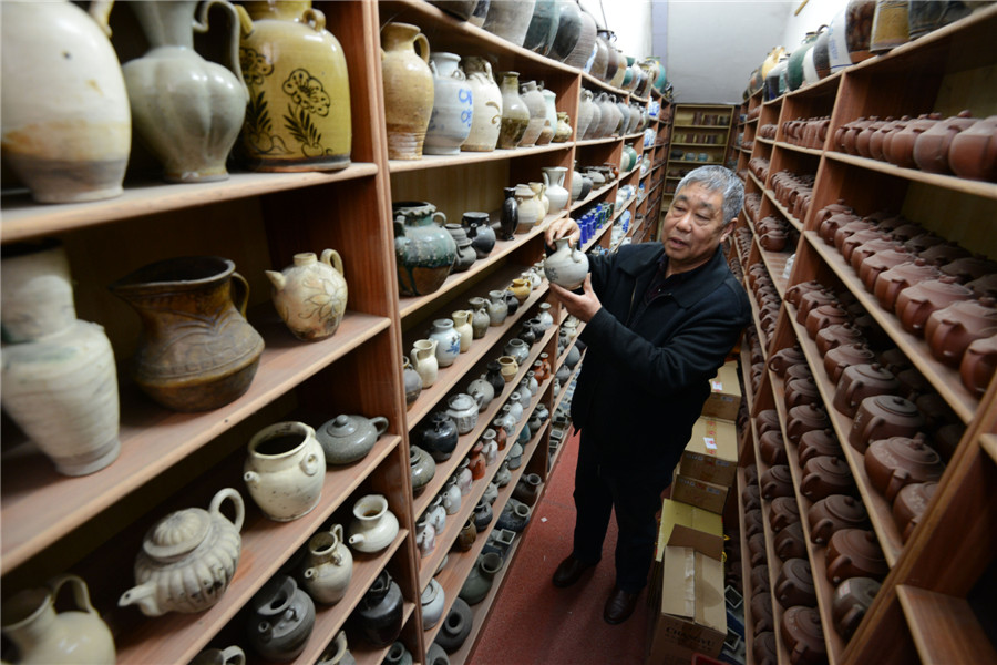 65 years old man has over 10,000 teapots