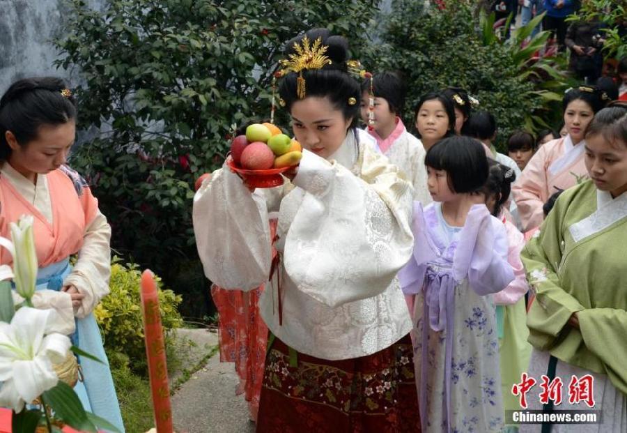 Beauties in Hanfu worship Flora in Fujian