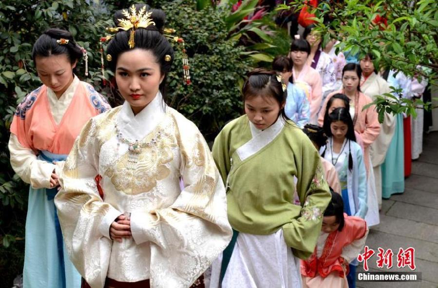 Beauties in Hanfu worship Flora in Fujian