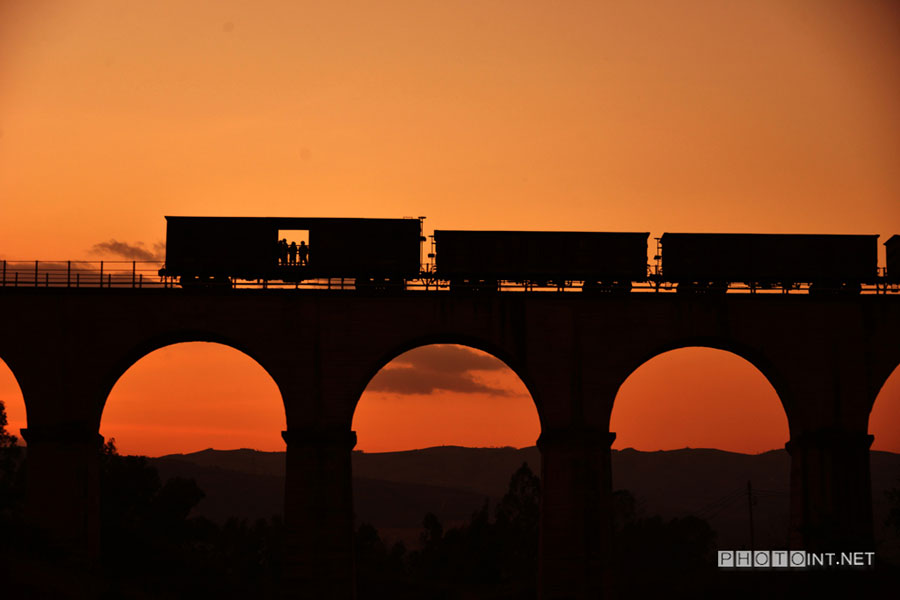 Photographer focuses lens on China's rail history