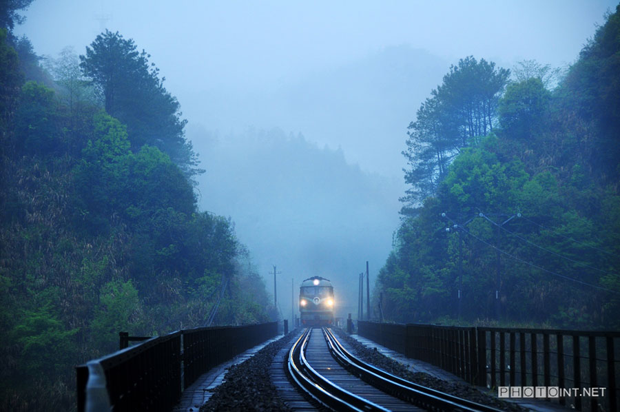 Photographer focuses lens on China's rail history