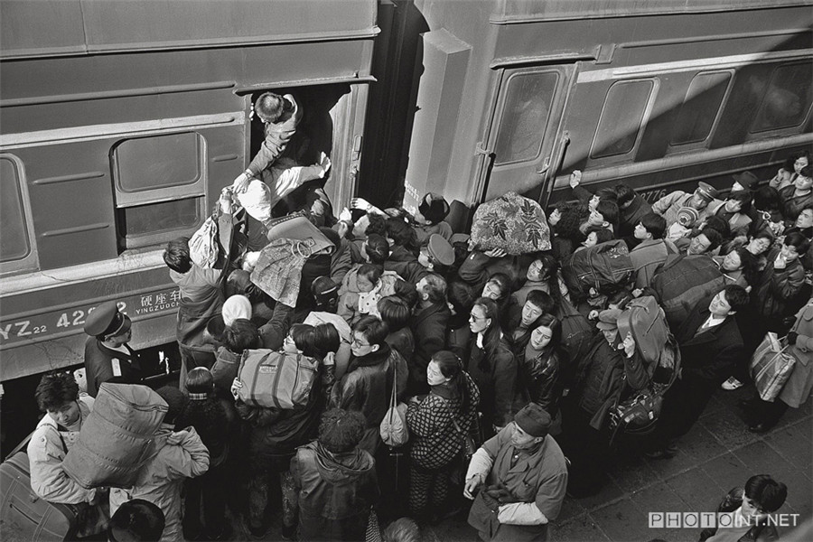 Photographer captures Chinese on the train