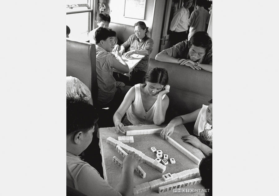 Photographer captures Chinese on the train