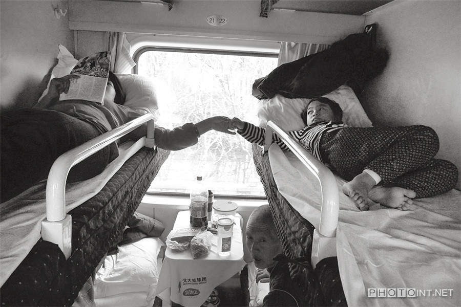 Photographer captures Chinese on the train